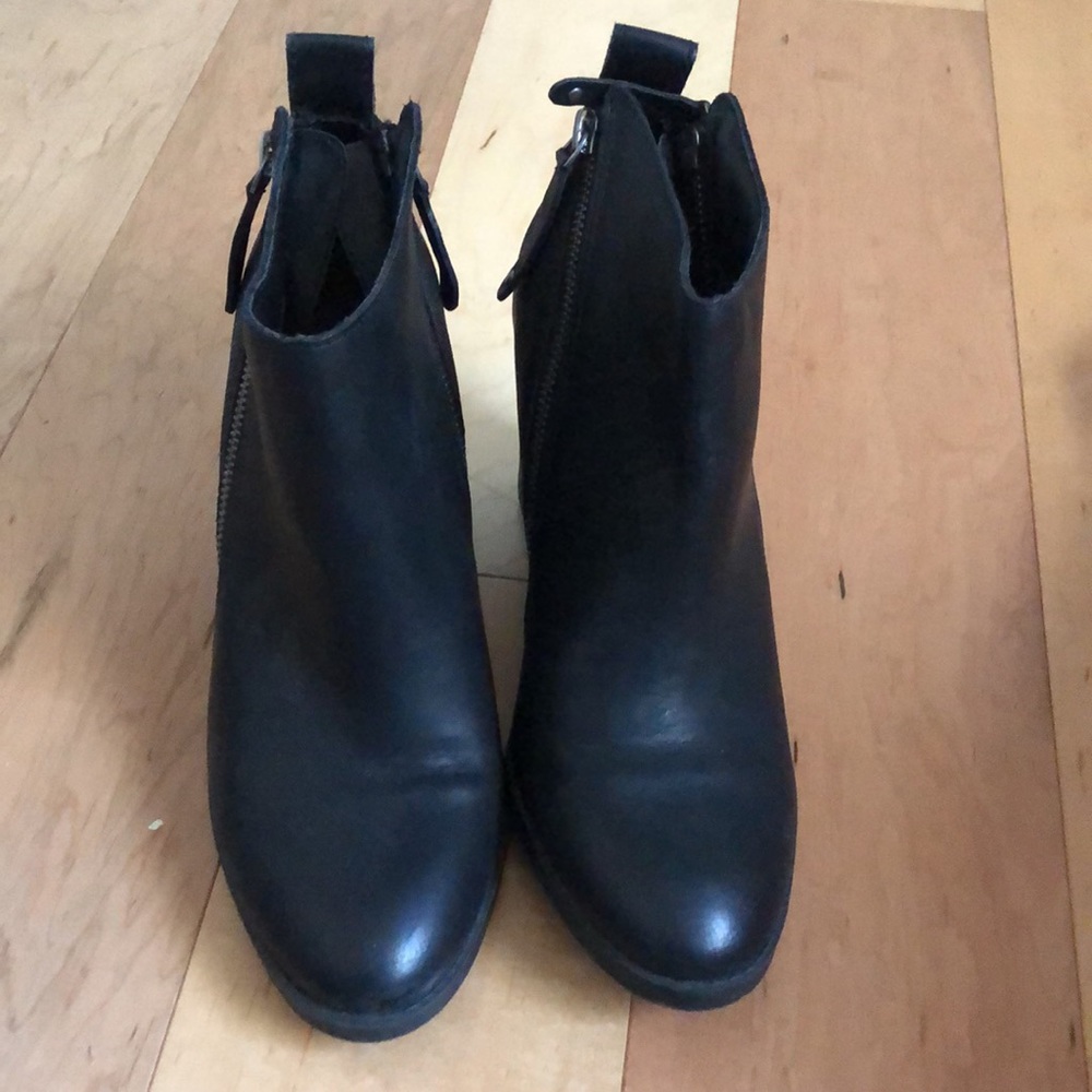 DV Boots Size 8